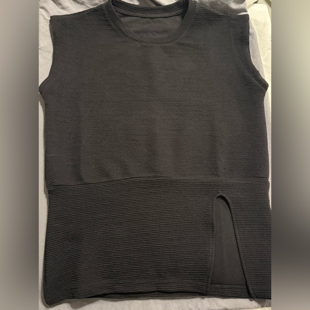 Black ribbed top with side slit. Sz. Sm